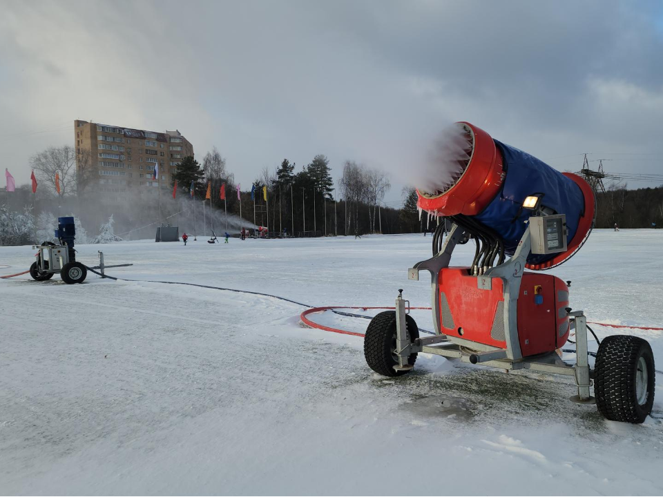 Снежные пушки заряжены: на стадионе имени Ивана Утробина готовят трассу для лыжников