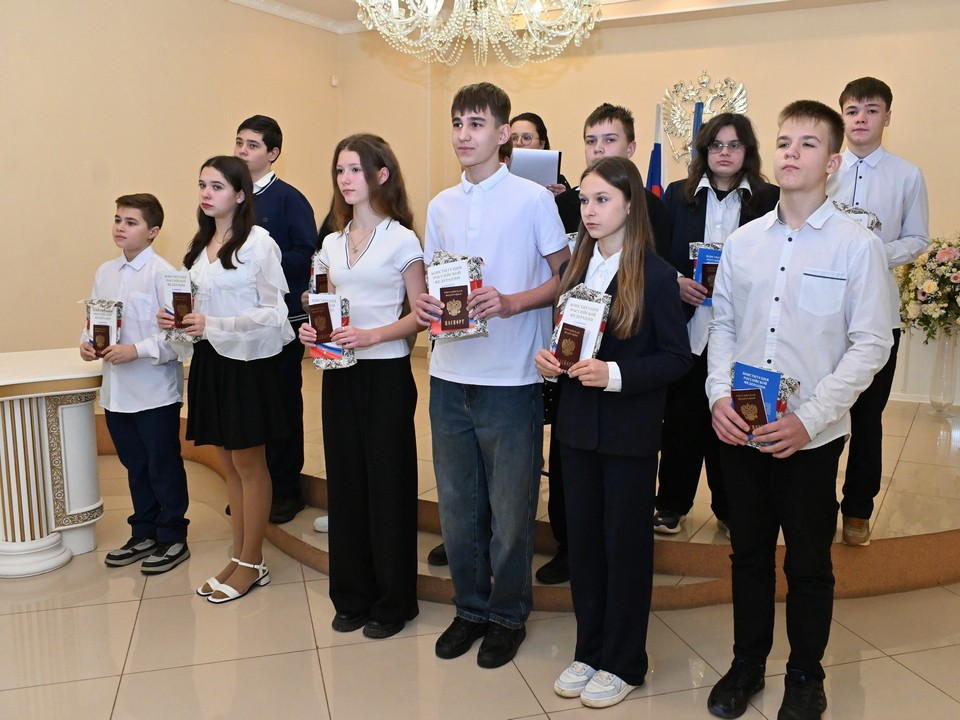 Торжественно и волнующе: ряды граждан России в Луховицах пополнили 12 юношей и девушек