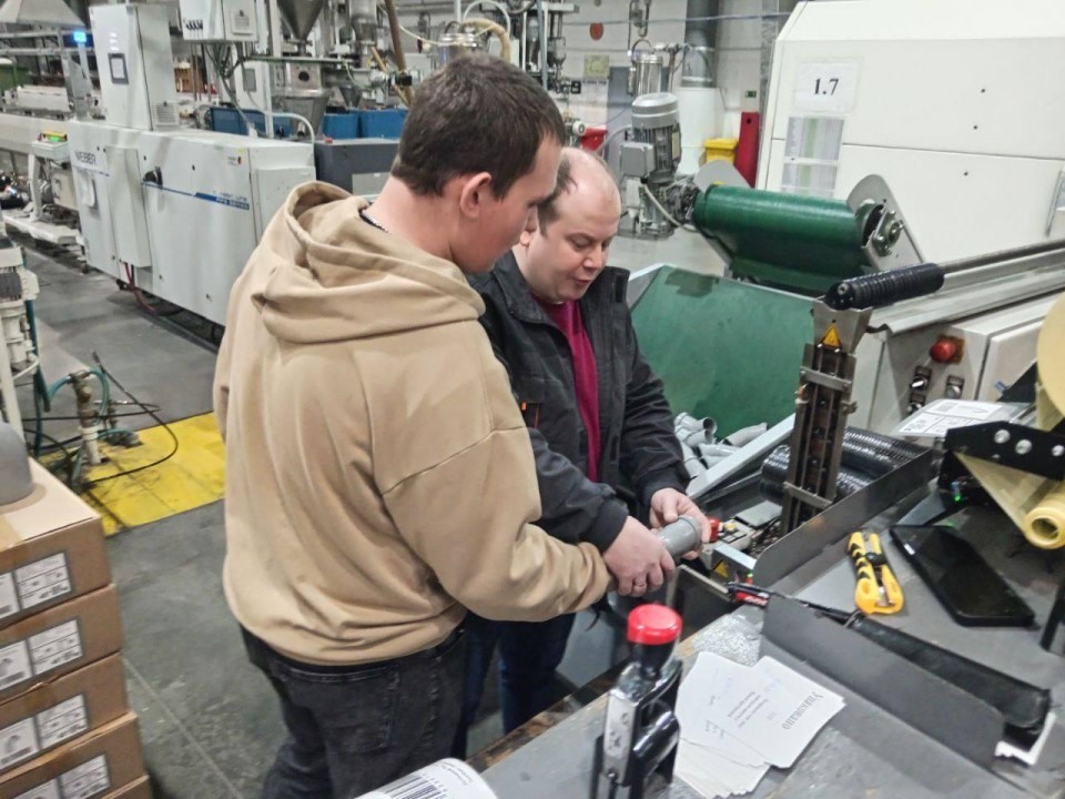 От парты к конвейеру: студенты из Егорьевска увидели, как рождаются канализационные трубы