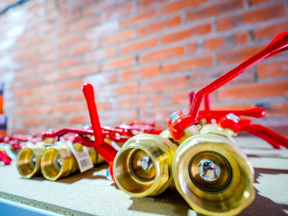 В нескольких домах на Школьном бульваре временно отключили холодную воду — работы уже ведутся