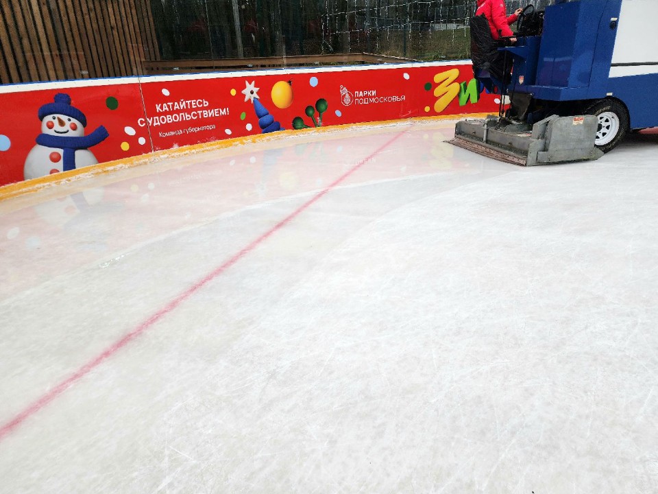 «Он сияет»: как на катке в Солнечногорске создают «зеркальный» лед