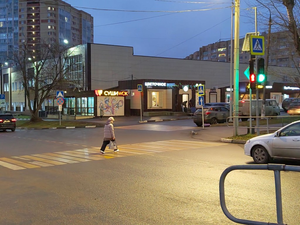 Опасный тренд: пешеходы в Лыткарине переходят дорогу на красный свет