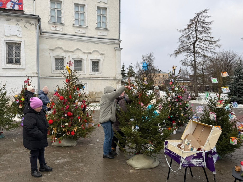 Зачем жители Воскресенска нарядили свои елки возле усадьбы купцов Лажечниковых
