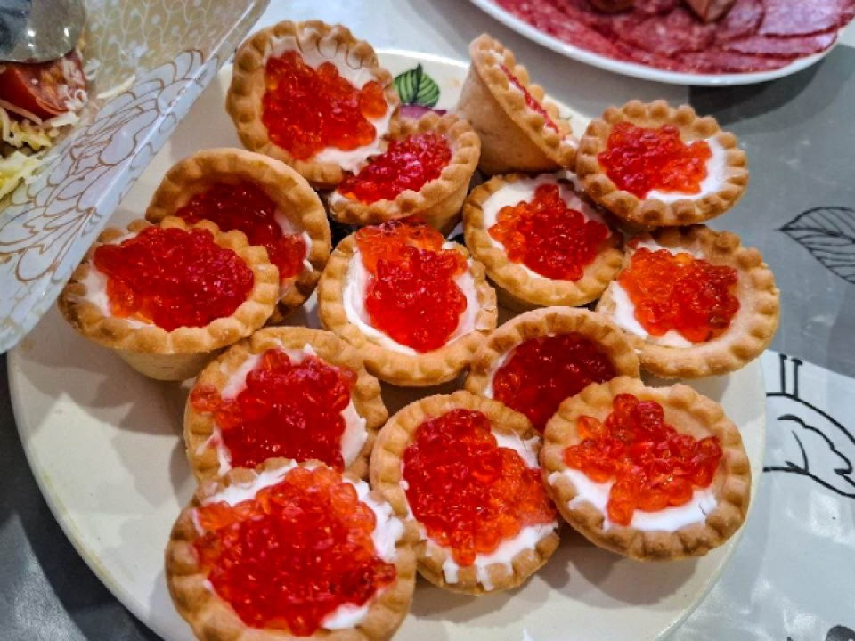 Требует осторожности: сколько красной икры можно есть без вреда для здоровья