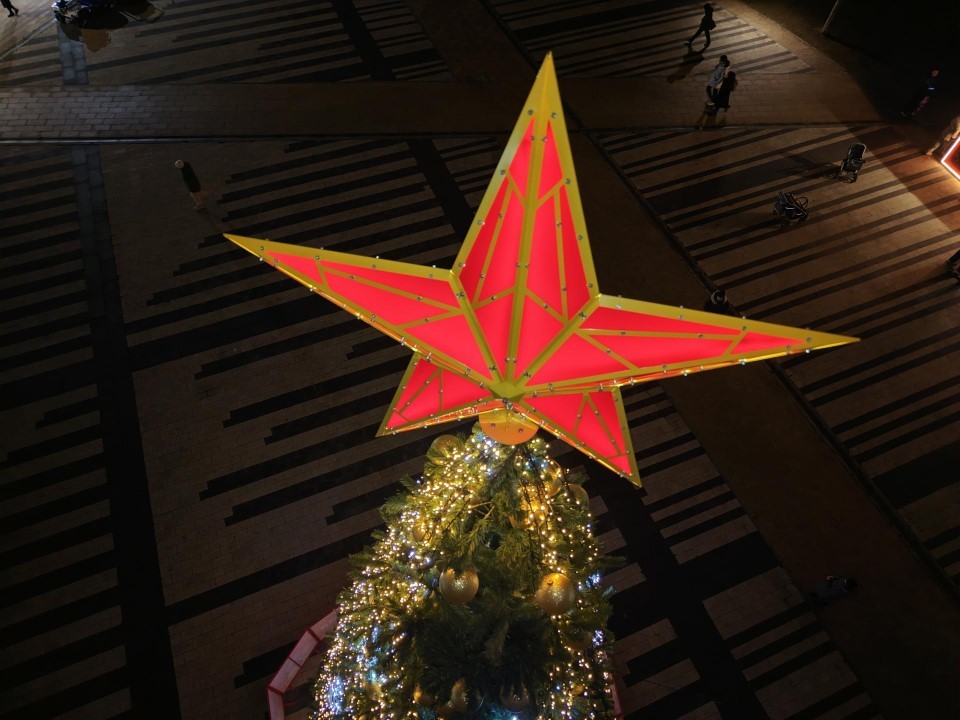 Звезда как в Кремле, шары как золото: чем удивляет новая гигантская елка в Наташинском парке