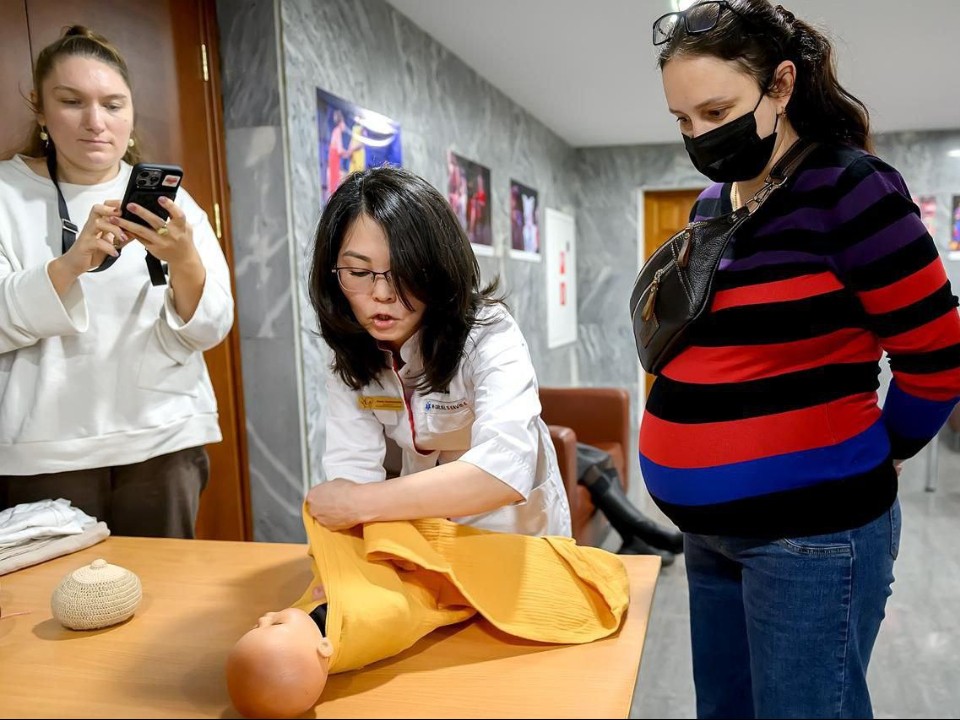 Научили пеленать младенцев и разыграли коляску: в ДК Подольска прошел день открытых дверей роддома