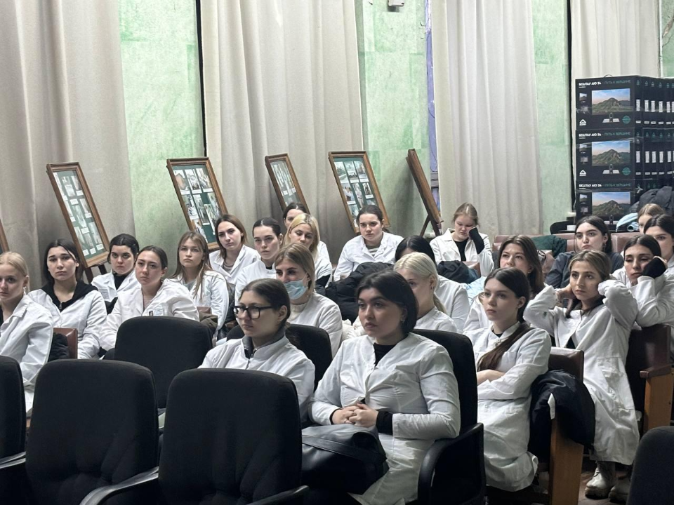 Будущим медикам представили структуру и направления больницы: какие меры поддержки действуют для новичков