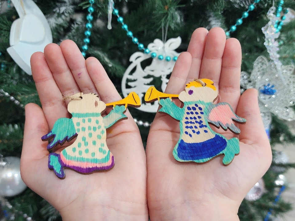 В Свердловском парке провели мастер-класс по росписи новогодних ангелочков