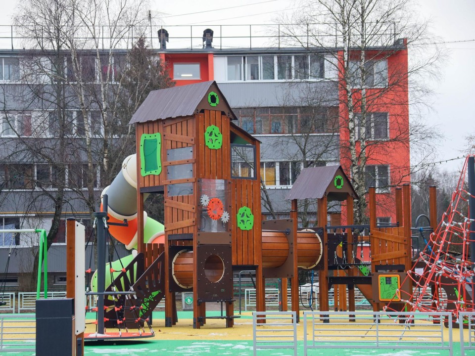 Свежие элементы и ограждения: где в Солнечногорске появились обновленные детские площадки в 2025 году