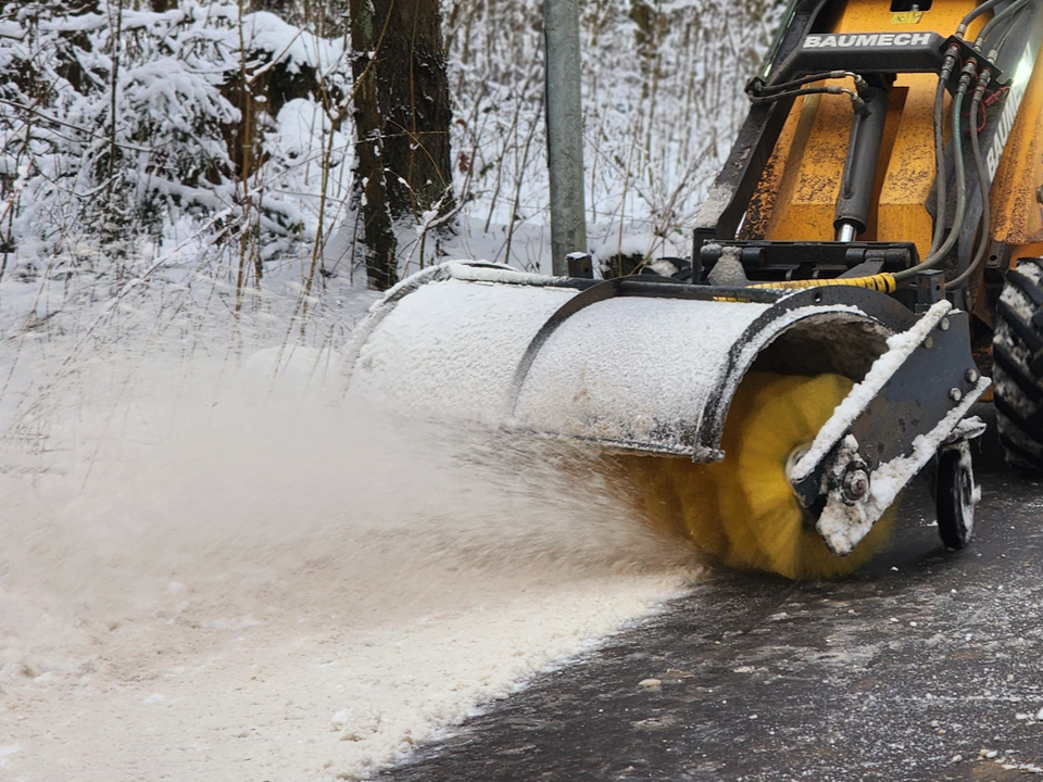 Черноголовку коммунальщики продолжают расчищать от снега