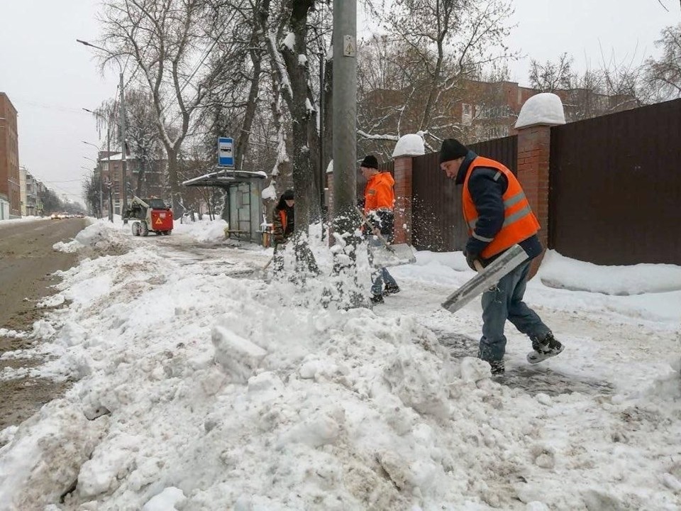 Городские службы Серпухова расчищают улицы после мощного снегопада