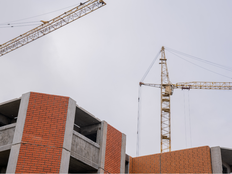 На улице Текстильщиков возобновили строительство многоквартирного дома