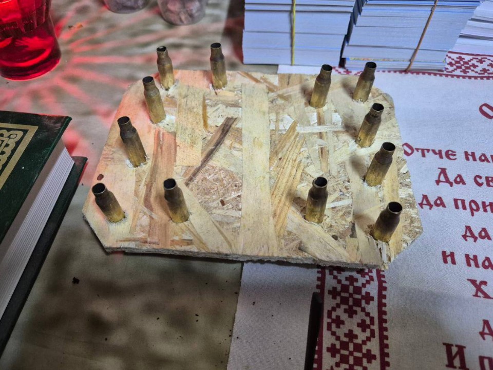 Гильза превращается в подсвечник: как священники обустраивают молитвенные уголки на передовой