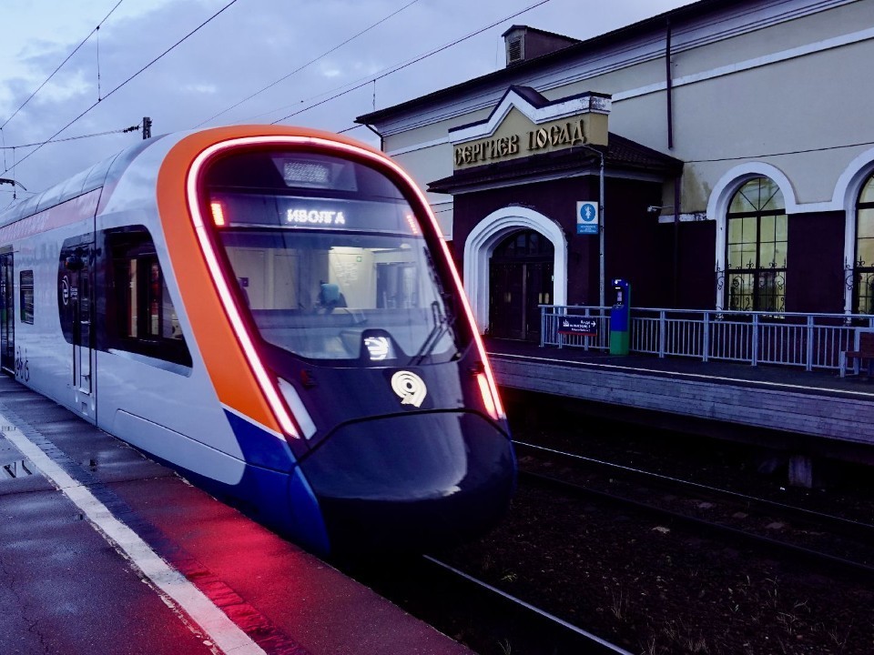 Бесшумно и в тепле: из Москвы до Сергиева Посада теперь можно домчаться на «Иволге»