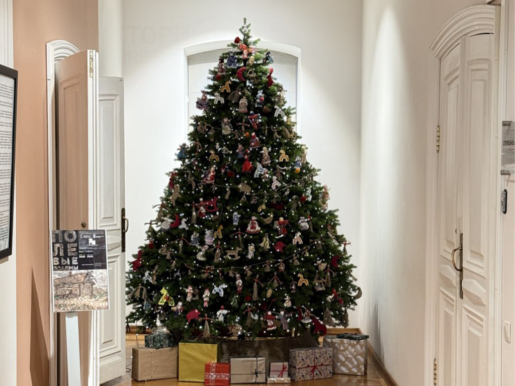 Народными игрушками, куклами ручной работы и деревянными лошадками украсили главную музейную елку Зарайска