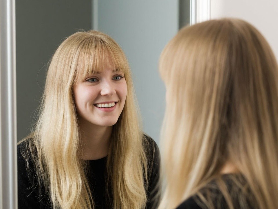 Новая челка сезона-2026: почему все хотят «кроличьи» пряди и как их носить