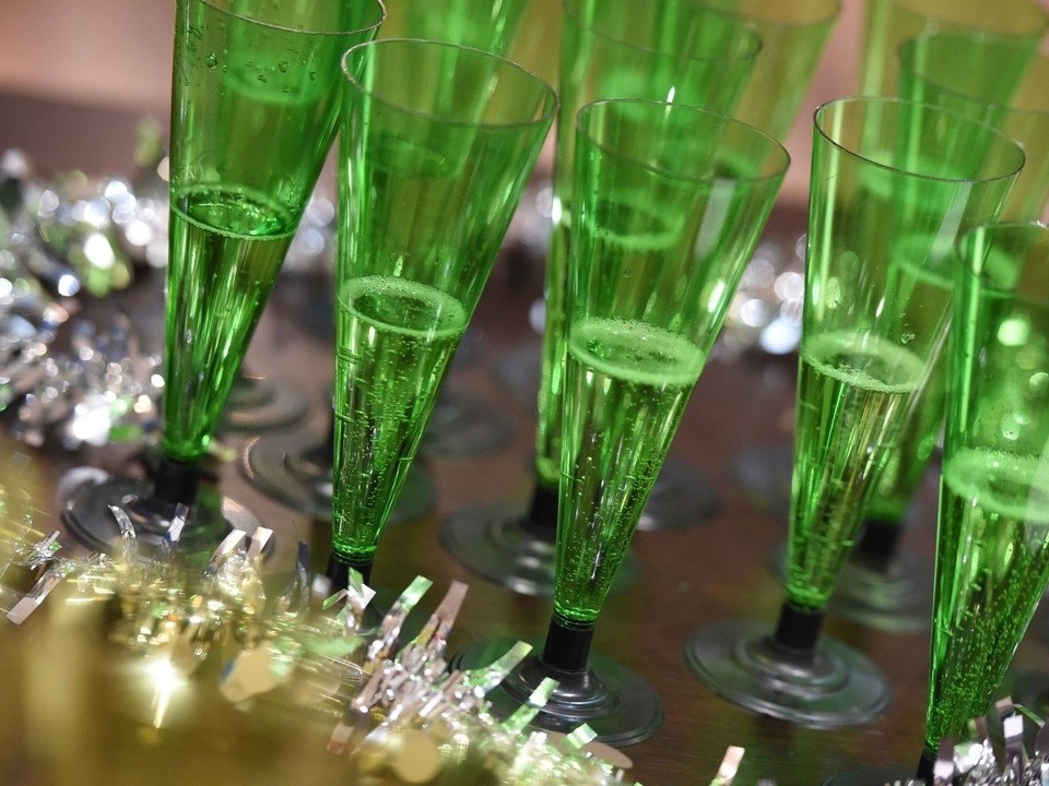 Новый год без лишнего риска: врач назвала норму шампанского