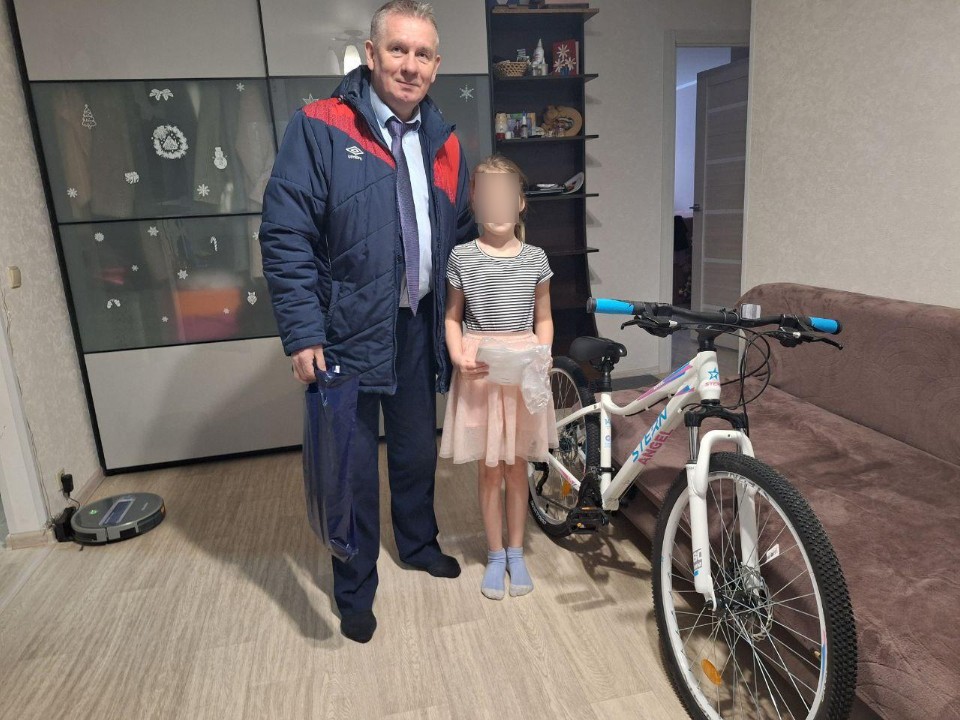 Одна большая семья и 16 подарков: как в Мособлпожспасе поздравили детей сотрудников