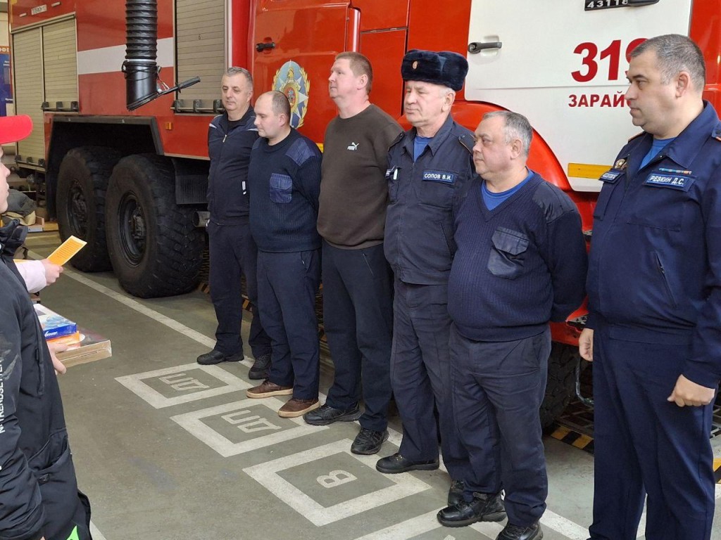 Открытки и сладости: как юные инспекторы устроили праздник для пожарных в канун Нового года