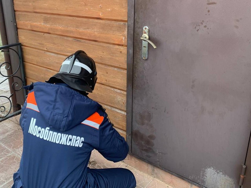 Дверь — на замок, жизнь — на волоске: как спасатели помогли пенсионеру в Можайском округе
