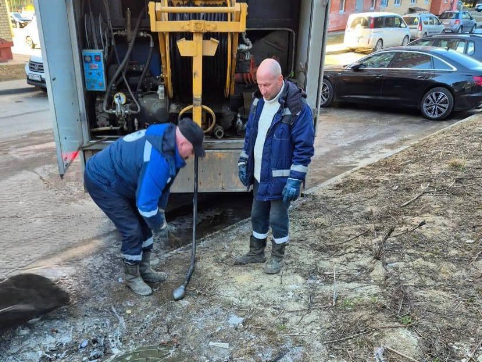 Труба с сюрпризом: какие самые неожиданные находки приходится извлекать дмитровским коммунальщикам