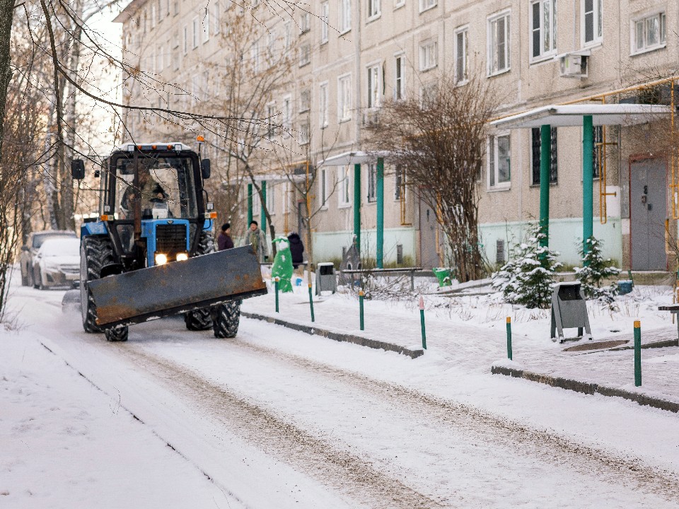 Клин расчищают от снега более 60 дворников