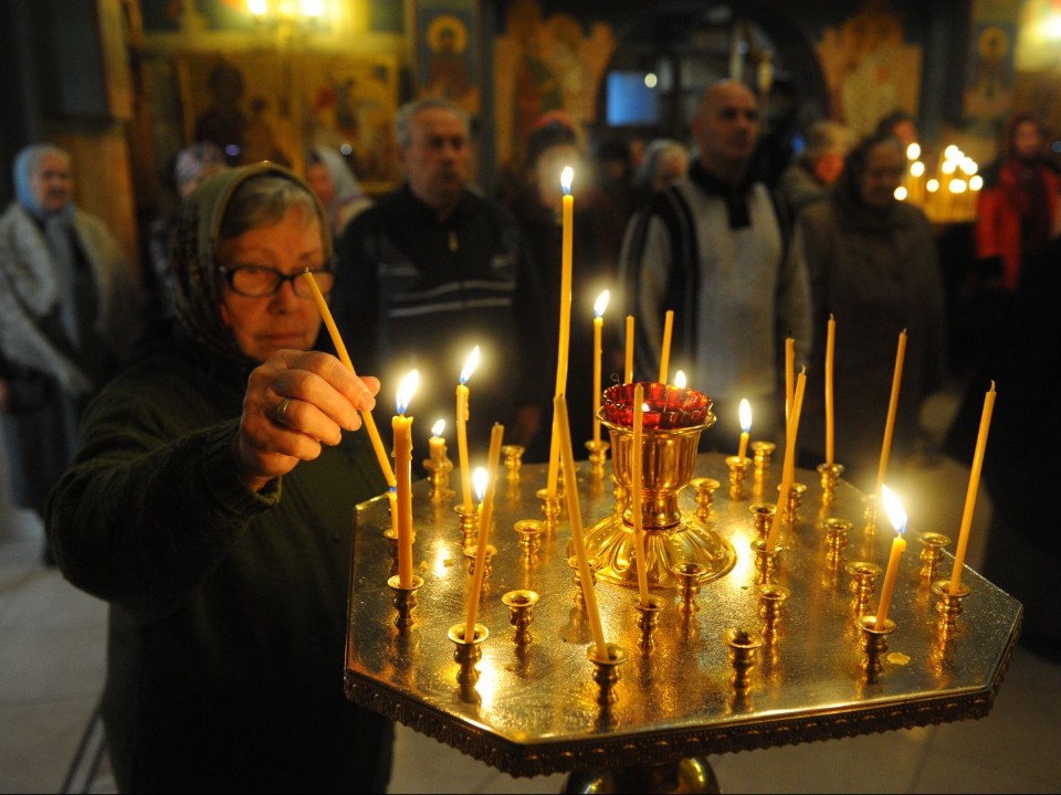 Свечка погасла в церкви: неправильно молитесь или не тому святому? Ответ дал священник