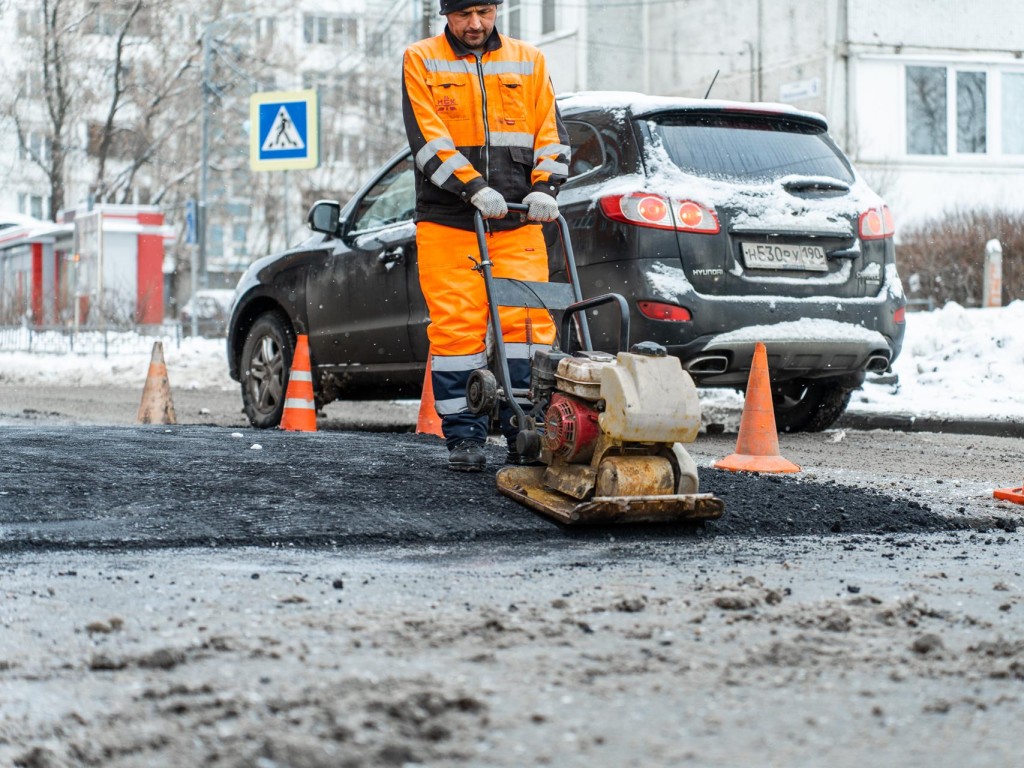 Холодный асфальт, горячие результаты: чем удивляет зимний ремонт дорог в Люберцах