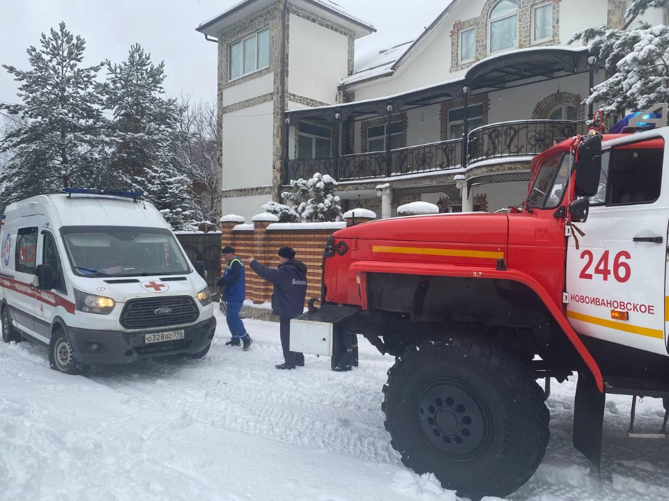 Непростая дорога в Немчиновке: скорую вытащили из снежного плена и она без задержки поехала к пациенту