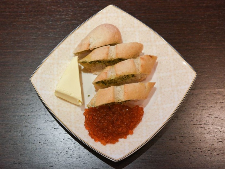 Съесть и умереть? Как одна ложка икры за новогодним столом может довести до реанимации