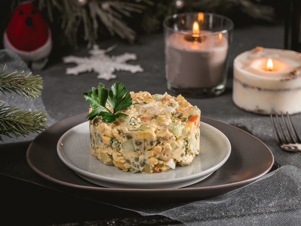 Как приготовить праздничные салаты почти бесплатно: три проверенных рецепта