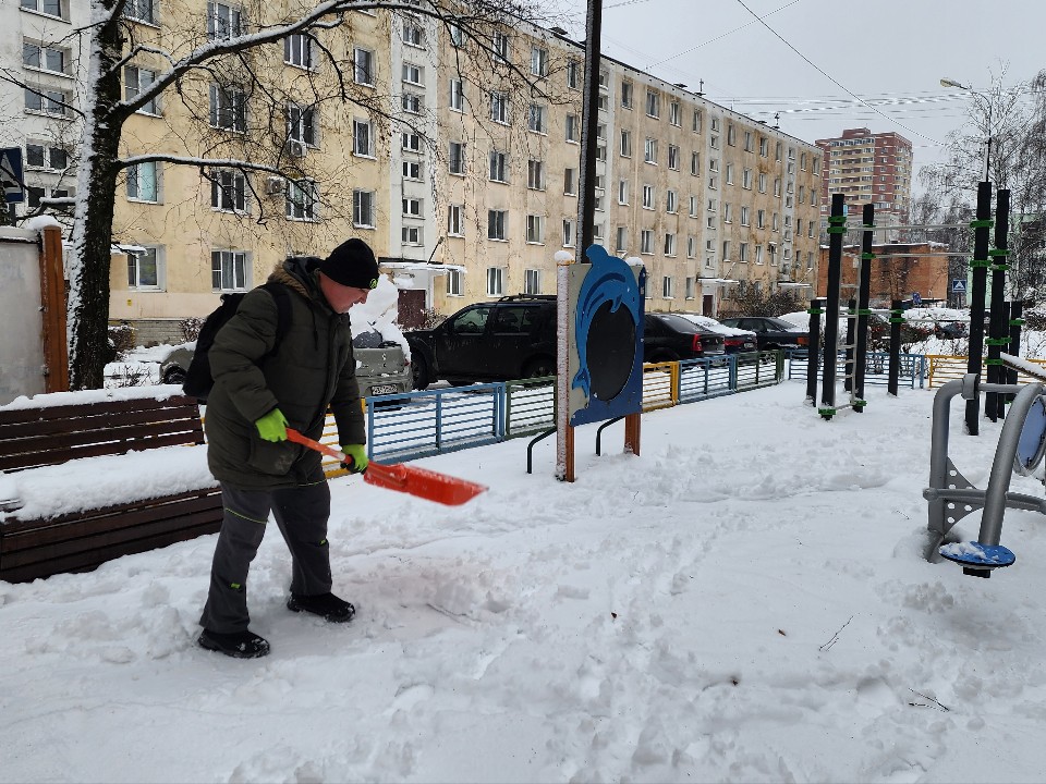 В Клину борются со снегом 47 машин и 60 дворников