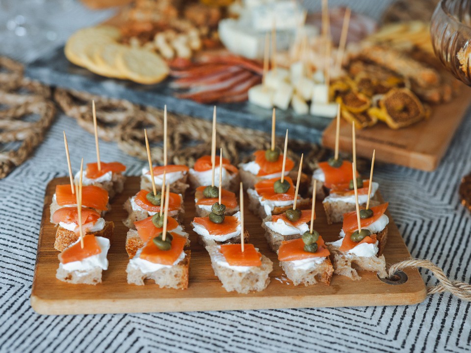 Пять минут до праздника: лыткаринка поделилась вкусными рецептами канапе