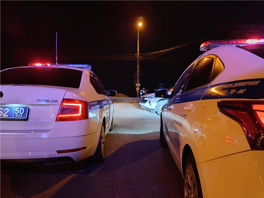 Инспекторы работают на месте ДТП, в котором иномарка влетела в фонарный столб на Юбилейной