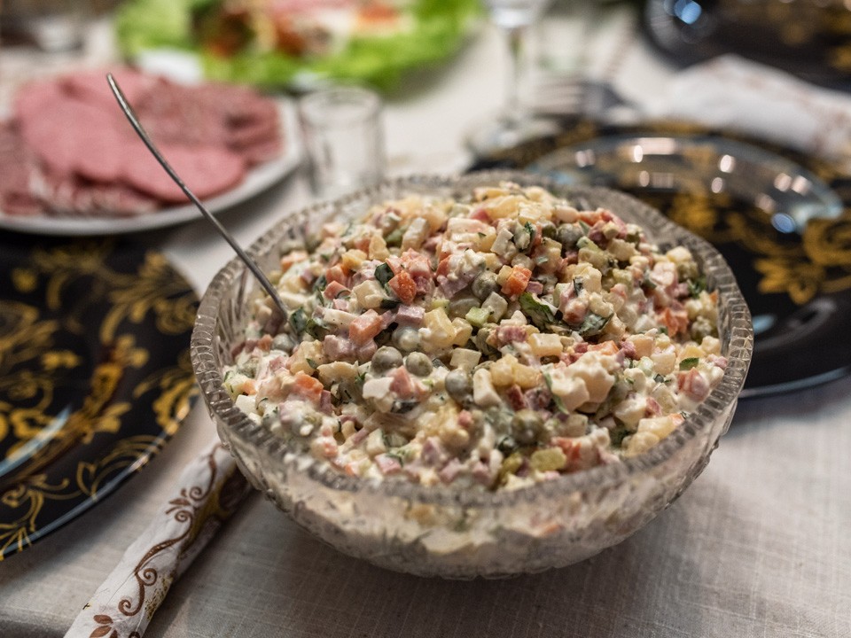 Салаты-убийцы: как оливье, «шуба» и крабовый превращается в яд через 36 часов