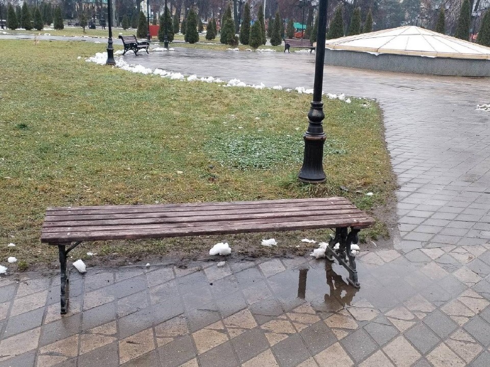 Коммунальщики отремонтировали скамейку в Никольском парке по просьбе жителей