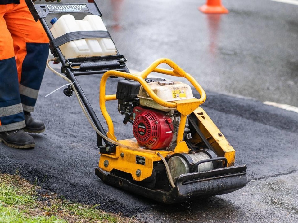 От кнопки на светофоре до спила ветвей: в Дмитровском округе готовят дороги к зиме