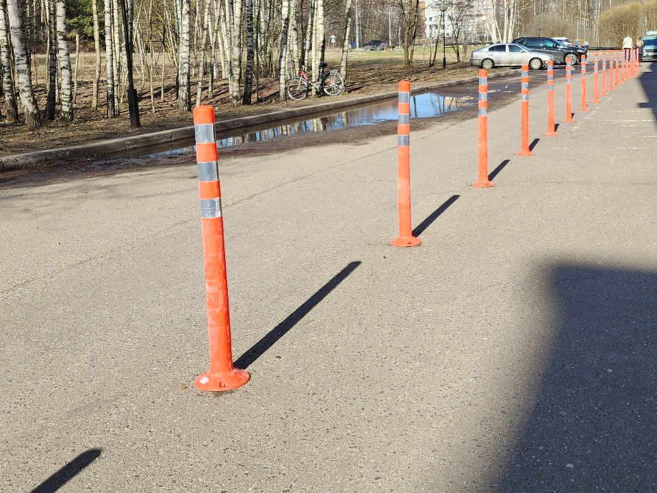 Ограждения на проспекте Мира больше не позволят водителям срезать путь по пешеходной дорожке