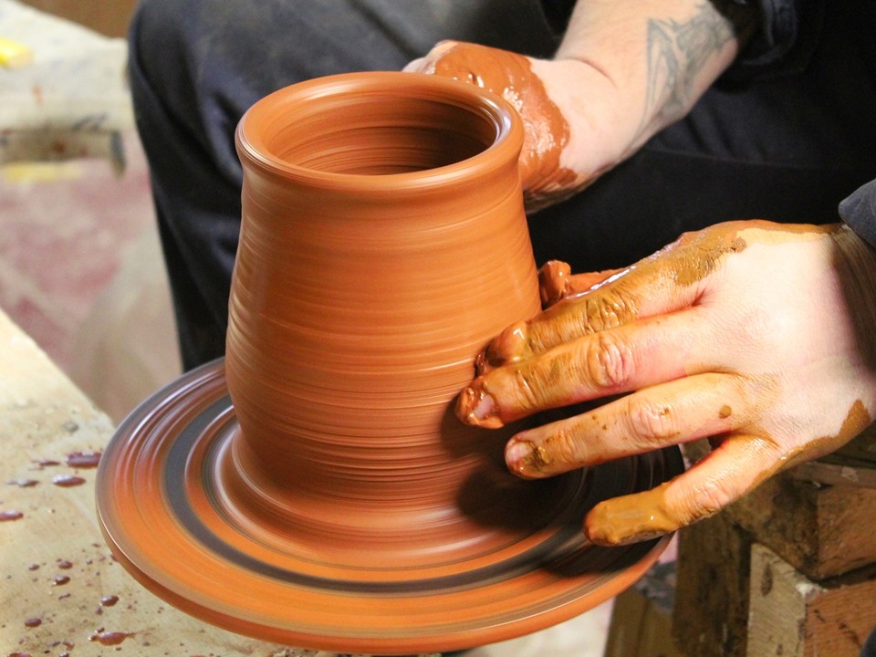 Мастер-класс в Серпухове раскроет путь от бесформенного комка глины до авторской тарелки