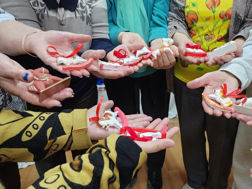 Каширские пенсионеры создают ароматные игрушки к Новому году