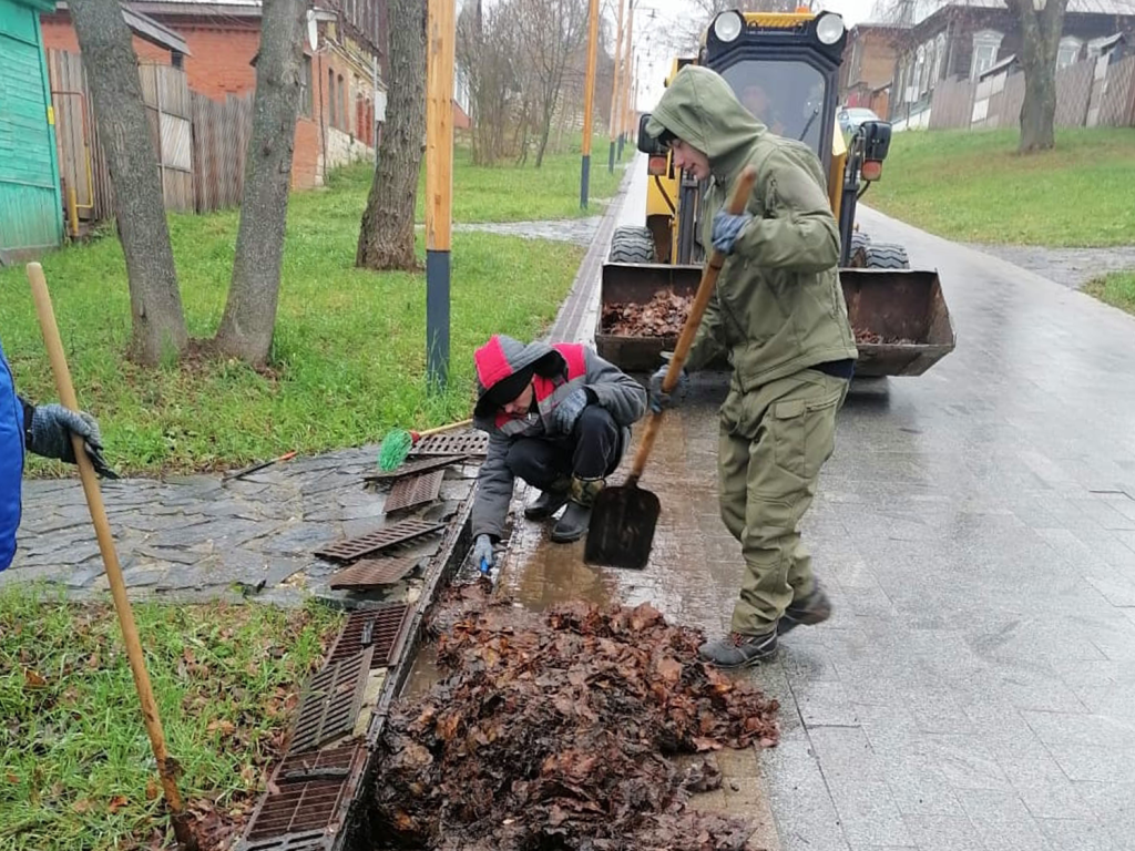 Профилактика подтоплений: в Зарайске очистили ливневки на городских улицах