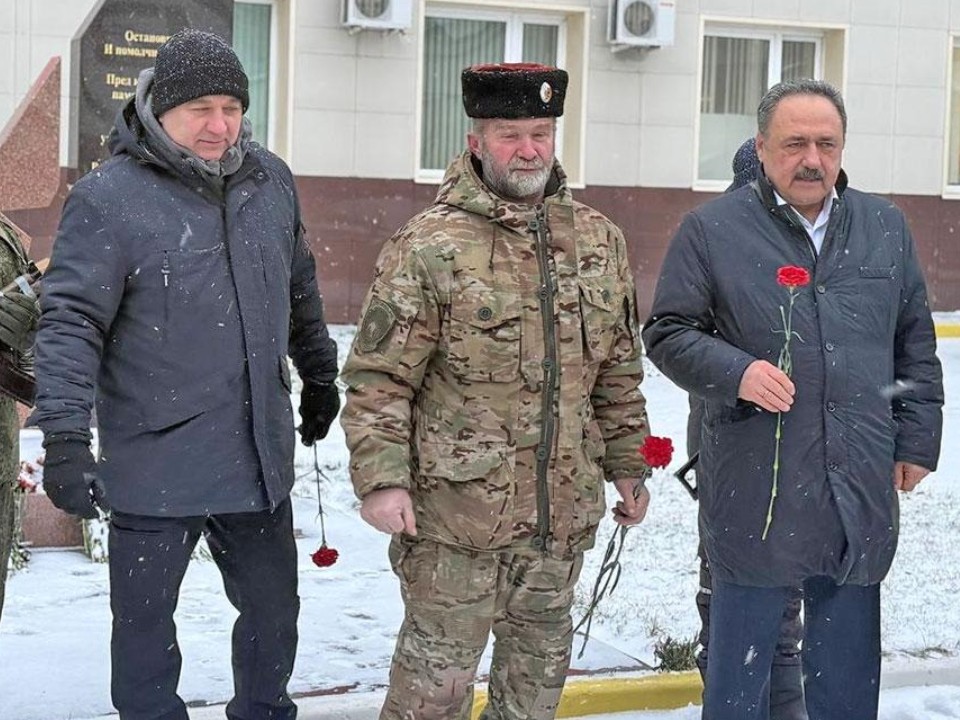Уважение к подвигу: в Раменском возложили цветы к памятнику защитникам Родины