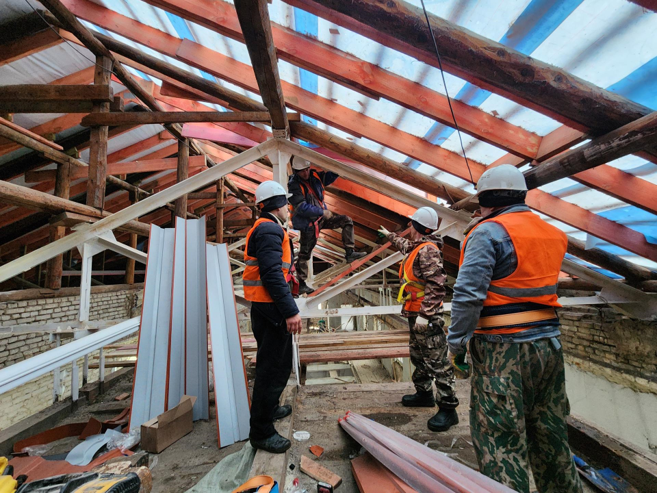 Замену кровли завершают в детском центре развития творчества Чехова
