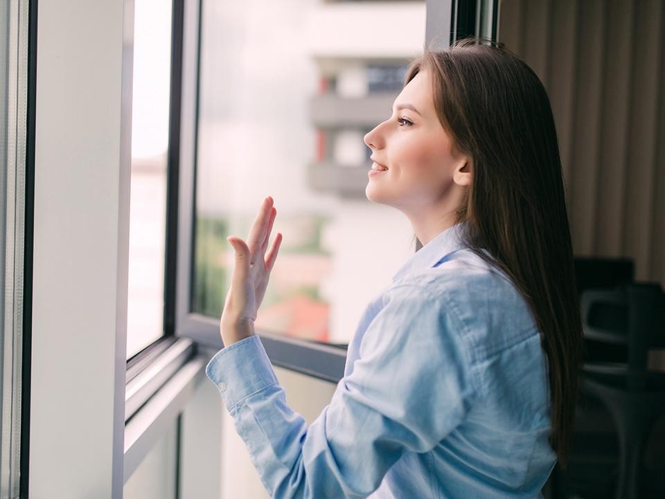 Холодная зима и свежий воздух: почему на самом деле никто не умеет проветривать квартиру и как это делать