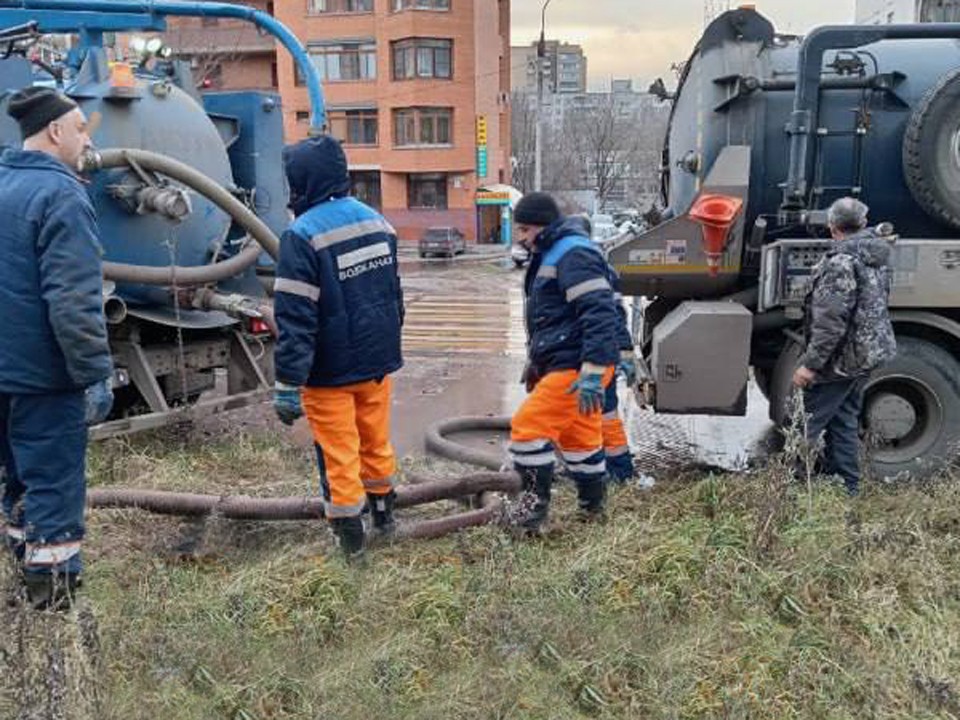 Бой с засорами ведут круглые сутки: Щелковский водоканал держит оборону