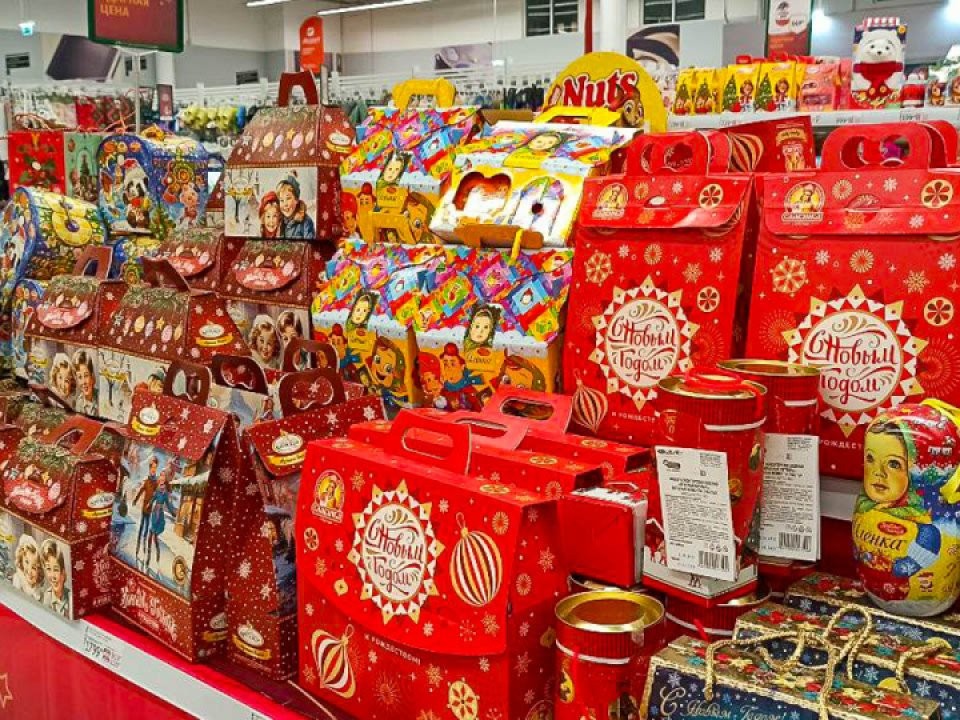 Неизбежные праздничные траты: сколько стоит сладкий подарок к Новому году