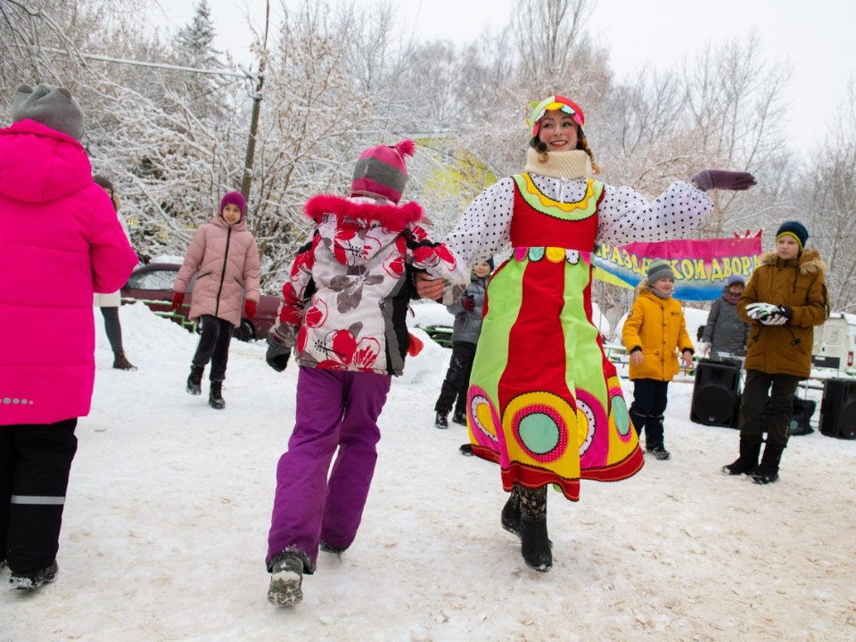 Двор как семья: в микрорайоне 4а жителей пригласили на веселый праздник