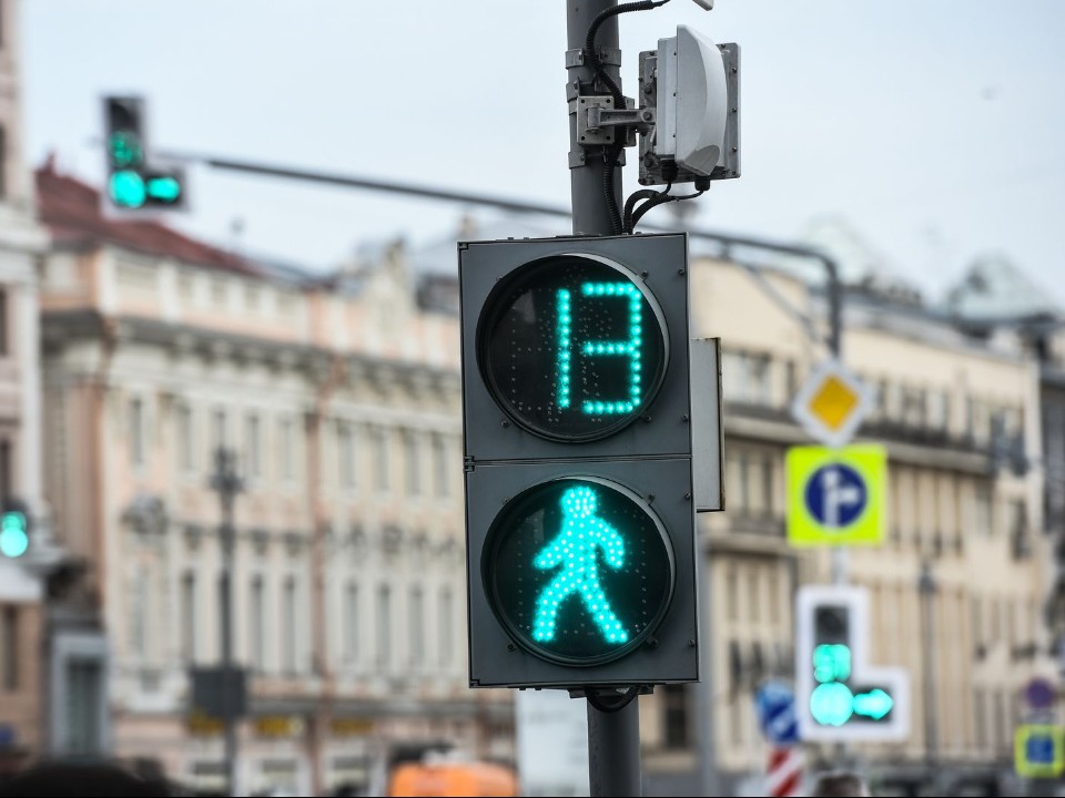 А пешеходы — непослушные! На Новоугличском шоссе, где установили светофор с кнопкой, будут дежурить дружинники