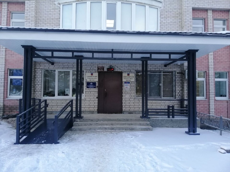 Обновленное крыльцо администрации в Восходе стало удобнее и безопаснее