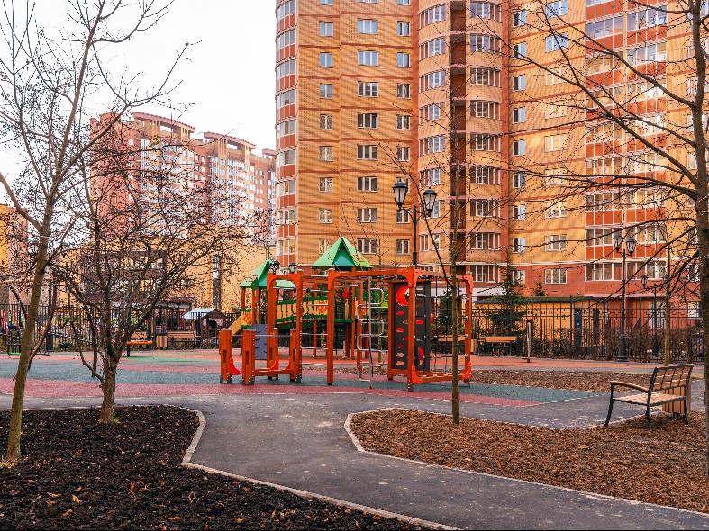 Пришлись ко двору: где в Подмосковье возле МКД появились новые тротуары, лавочки и парковки